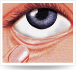 頭仰后，用食指將下眼瞼下拉，使其成袋狀