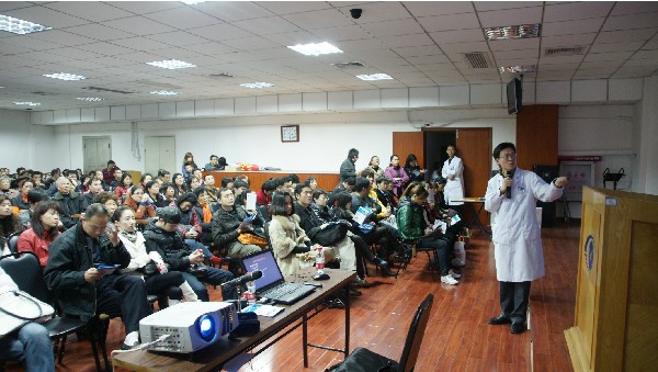 眼科中心專家為干眼俱樂部患者做免費(fèi)講座