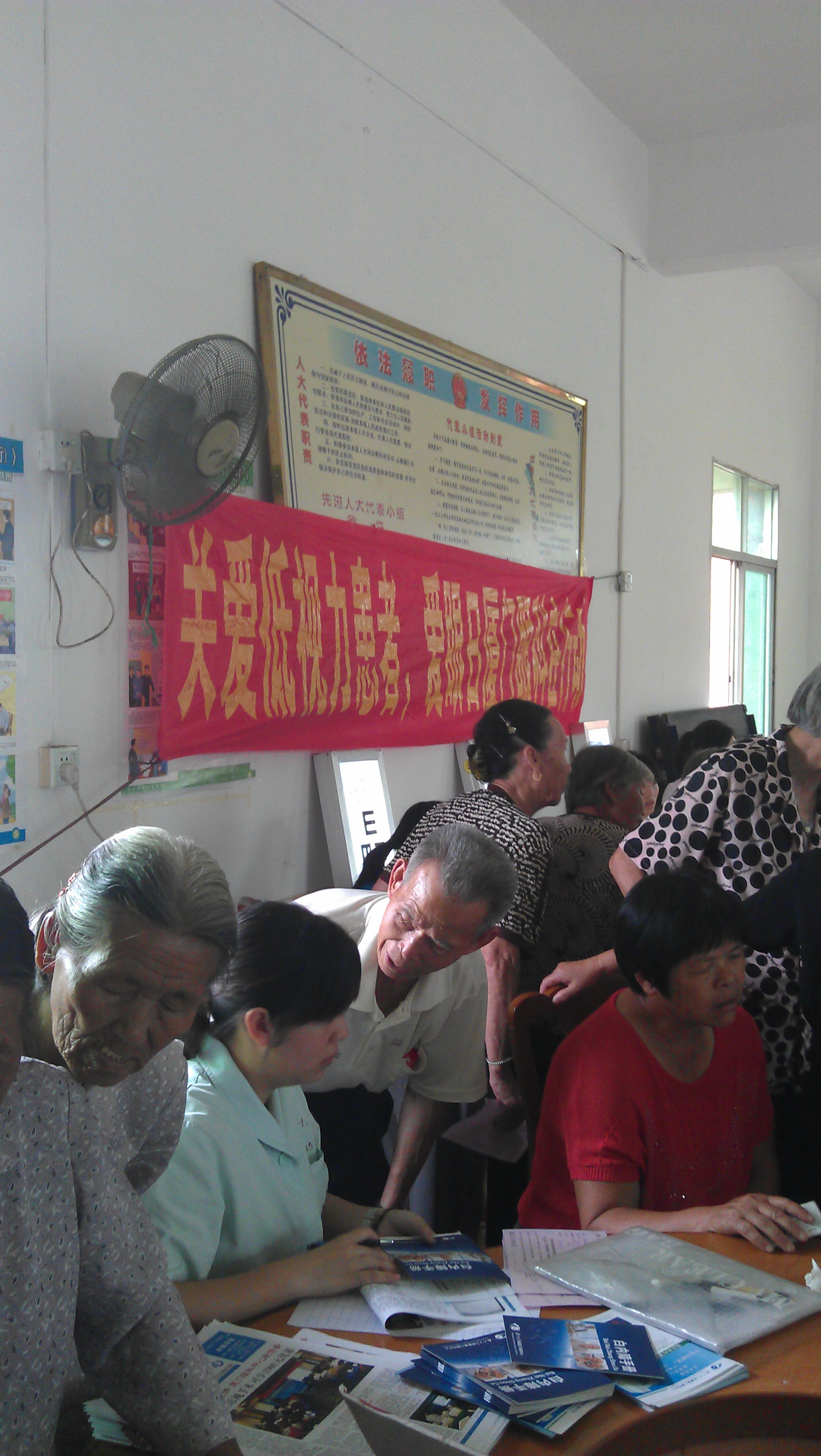 廈門眼科中心防盲辦護士正在為村民解釋白內障致盲原因及治療方案